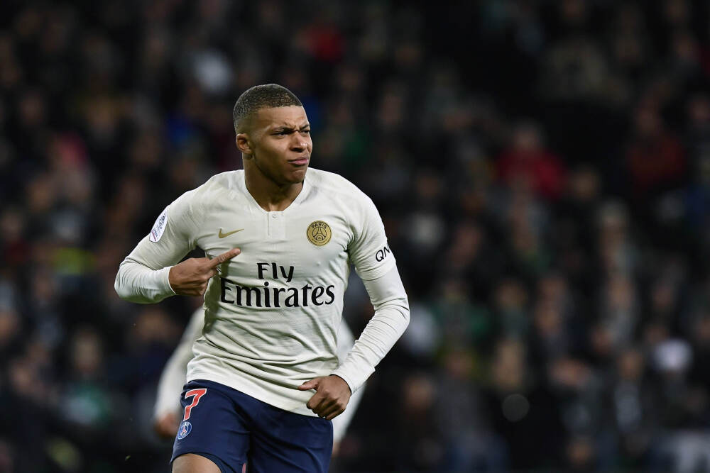 今天我们来聊一个让无数人“卖飞”牛股的场景——上涨途中的突然下跌。